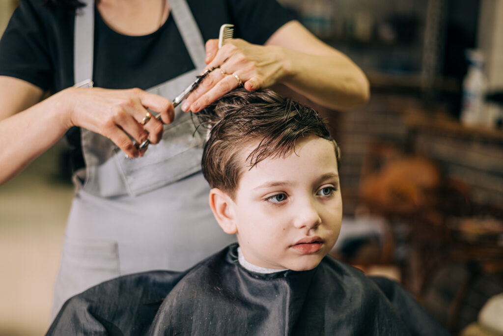 Little kid boy in the barbershop or hairdressing | Sechoir Beauty Bar